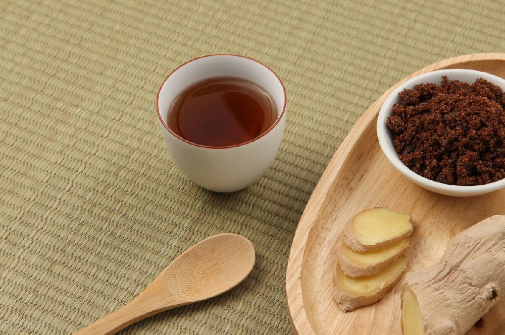 冬天可以喝红糖水好吗 冬季喝红糖姜茶的好处 冬天晚上可以喝红糖姜茶吗